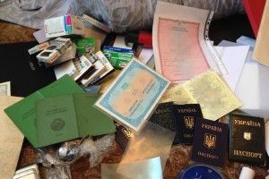 Паспорти, дипломи, метрики – у Києві накрили «контору» широкого профілю