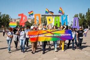 У місті в Україні провели перший ЛГБТ-прайд, в учасників кидали яйцями