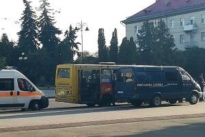 У центрі Луцька в маршрутці померла жінка