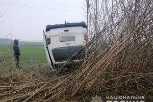 У Луцькому районі через ожеледицю два авто злетіли в кювет (Фото)