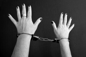 Львів'янка побила 82-річну матір і залишила її помирати з відчиненими у квартирі вікнами