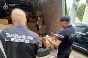 На Львівщині елітні ґаджети та парфуми знайшли у коробках з-під ковбаси
