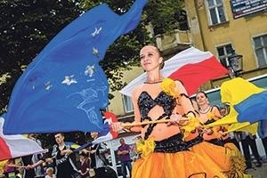 У ПОЛЬЩІ ВИСТУПАЛИ ПІД ПРАПОРАМИ УКРАЇНИ і ЄВРОСОЮЗУ