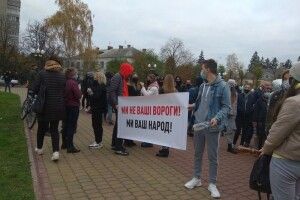 «Людина їсть не тільки у будні»: у Луцьку ресторатори вийшли на протест (Фото)