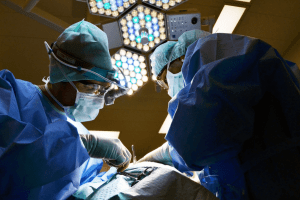 На Волині дівчина збирала картоплю і потрапила під лезо комбайна