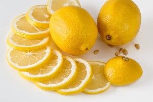 Як правильно зберігати розрізаний лимон?