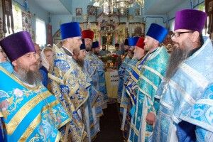 Кому палицю, кому митру, а кому й хрест з прикрасами – владика Нафанаїл нагородив священиків Любешівського благочиння (фото)