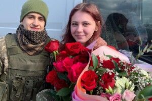 Замість костюма – бронежилет: боєць 14 бригади освідчився коханій (Фото)