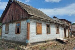 На Рівненщині придумали, як заробити на столітній хаті