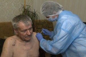 На Волині першим вакцину CoronaVac отримав 83-річний пенсіонер (Відео)
