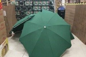 У  супермаркеті померла людина. Працівники прикрили тіло парасолями, щоб не закривати магазин