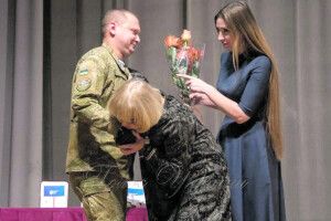 «Коли викидав гранату з БТРа, серце не гупало так сильно, як на сцені»: як акторка Ада Роговцева вручала атовцю високу нагороду