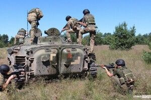 На Поліссі воїни ТрО знищують і захоплюють ворожу бронетехніку (Відео)