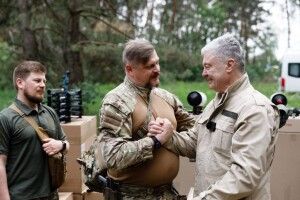 Порошенко на Сумщині зустрівся із військовими і передав дрони та техніку у 12 бригад