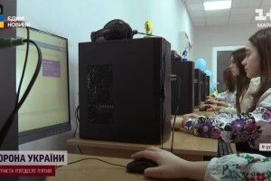 На компенсацію за смерть сина-воїна батько подарував його школі комп'ютерний клас