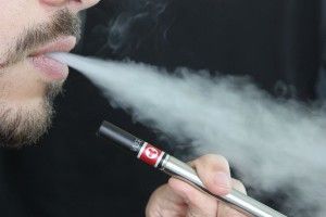 У Павлограді в руках у 20-річного юнака вибухнула електронна сигарета
