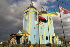 У Камені-Каширському біля храму замайоріли прапори