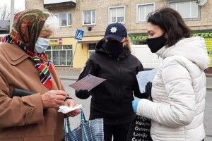 Горохівські поліцейські на вулицях міста розказували перехожим про необхідність бути вдома