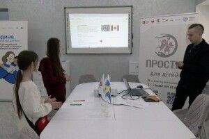 Юний лучанин з аутизмом викладає англійську мову для дітей з інвалідністю