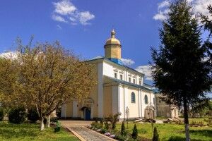 Поблизу Луцька  вітер зірвав дах у монастирі