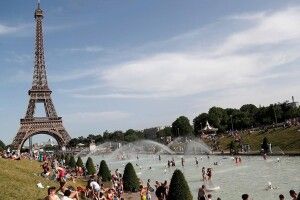 Аномальна спека 41 °C: у Франції ввели «сухий закон» 