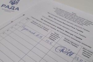 «Євросолідарність» отримала підписні листи і починає збір підписів за відставку уряду