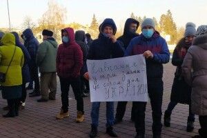 Батьки зі Стобихівки вимагають скасувати третю зміну і добудувати школу (Відео)