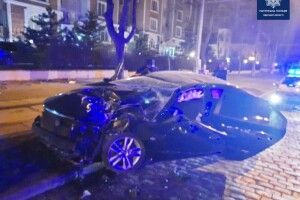 В Одесі чоловік за кермом Hyundai на швидкості врізався в дерево: постраждала дівчина з Нововолинська (Фото)