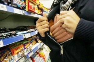 На Волині поліцейські зловили крадія продуктів, якого не наздогнав продавець магазину 
