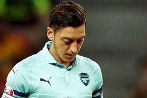 Коли від тебе шаленіє навіть суддя: капітан «Арсенала» поставив автограф на жовтій картці перед матчем