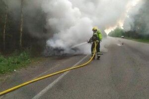 На Рівненщині під час руху загорівся легковик (Фото)