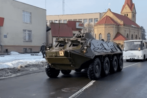 Волинським містом проїхала колона гвардійців з БТР (Відео) 