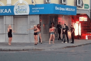 У Луцьку біля нічного клубу оголені дівчата влаштовують «брудні» танці (Відео)