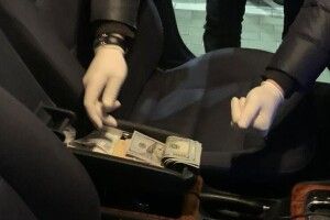 Посадовцю Держекоінспекції Волині повідомили про підозру через хабар у 1000 доларів