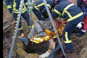Поблизу Луцька чоловік провалився у недіючий колодязь