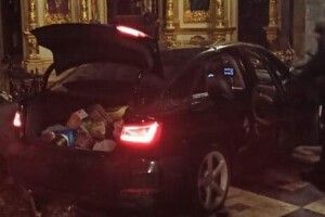 У центрі Тернополя жінка автомобілем в'їхала у святиню УГКЦ – Архикатедральний собор, знищивши плащаницю (Відео)