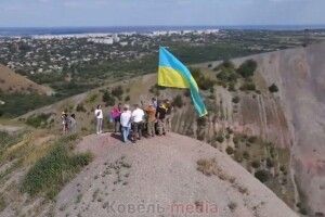Над Лисичанськом замайорів прапор, який передали з Ковеля