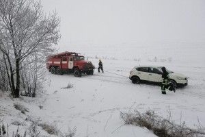 Без допомоги рятувальників вибратися не вдалося: на Рівненщині іномарка з'їхала в кювет (Відео)