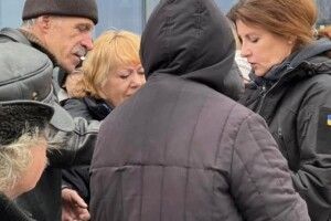 Багато сліз, обійми і надія: Марина Порошенко з теробороною привезла допомогу мешканцям Бучі та Гостомеля