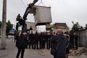 На Центральному ринку Луцька конфліктували підприємці з муніципалами: не давали розбирати контейнери (Відео)