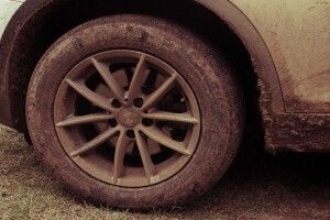 У Луцькому районі легковик з’їхав з дороги та загрузнув у болоті