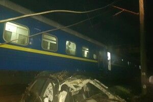 Автівка злетіла з мосту на залізничні колії