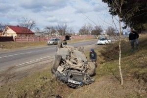 У Дачному догори дриґом перевернулася «беха» на євробляхах – водій накивав п'ятами (фото)