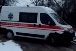 На Волині у багнюці застрягла «швидка», що їхала на виклик до хворої (Відео)