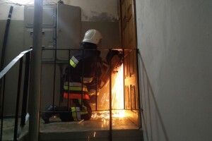 Бійці ДСНС визволяли двох дошкільнят, які зачинилися у квартирі багатоповерхівки (фото)