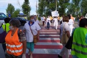 Працівники психлікарні вийшли на трасу й перекрили рух