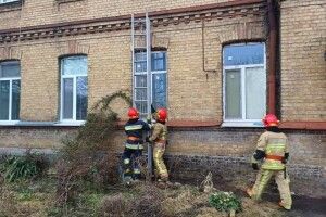 У Рівному в зачиненій квартирі знайшли жінку без свідомості 