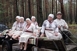 У селі на Волині відтворили давній обряд відбілювання полотна на фестивалі традицій