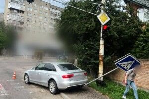 У Луцьку водійка наїхала на дорожній знак