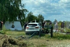 За кермом легковика, який в'їхав на могилки, була дружина волинського лісівника, – адвокат (Відео)